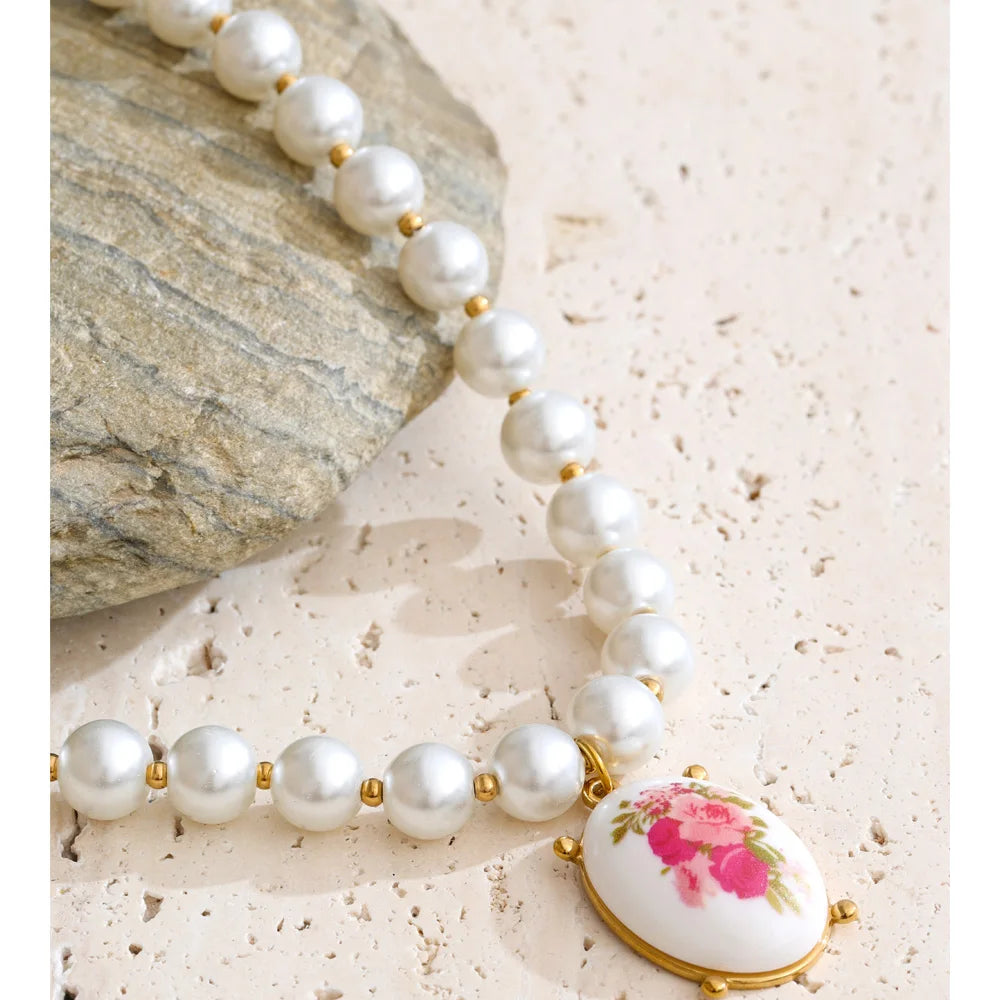 Pearl resin flower necklace in gold-plated stainless steel with pearl and resin.