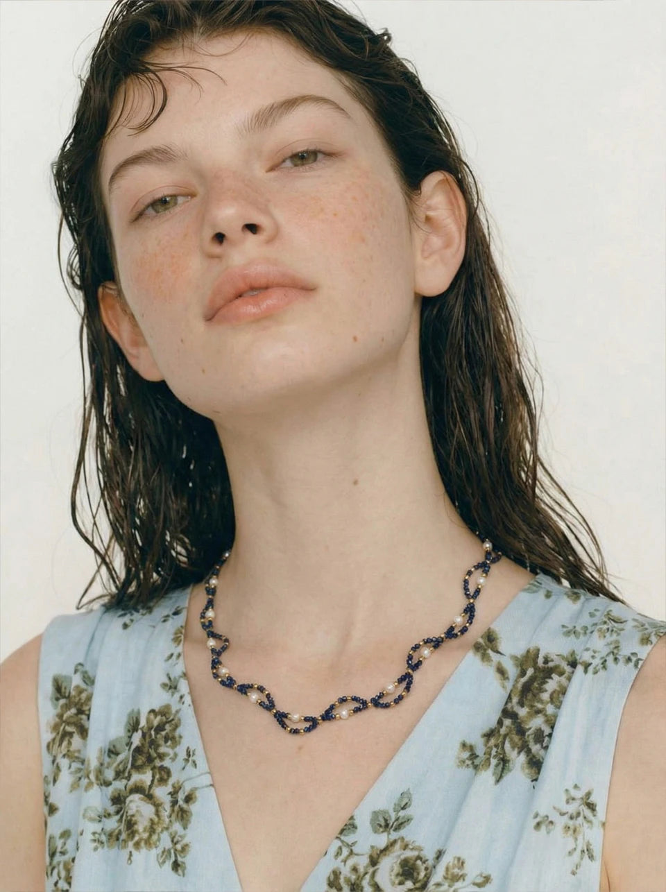 Pearl natural stone beaded necklace in gold-plated stainless steel with pearl and natural stone.