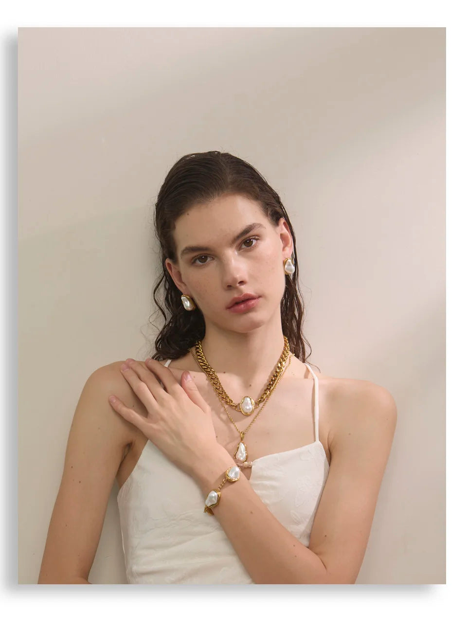 Pearl geometric chain earrings in gold-plated stainless steel with pearl.