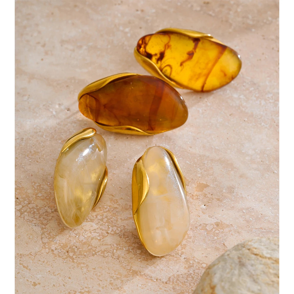 Resin geometric earrings in gold-plated stainless steel with resin.