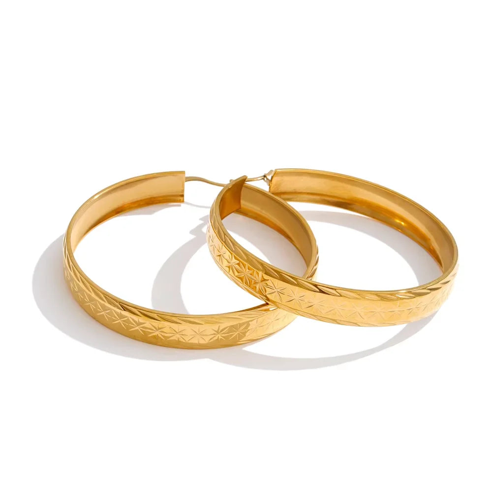 Geometric earrings in gold-plated stainless steel.