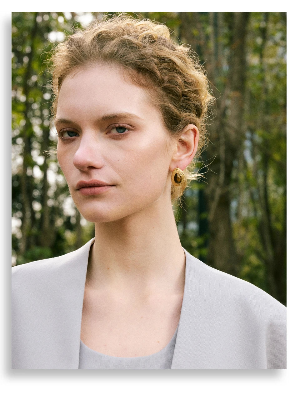 Natural stone geometric earrings in gold-plated stainless steel with natural stone.