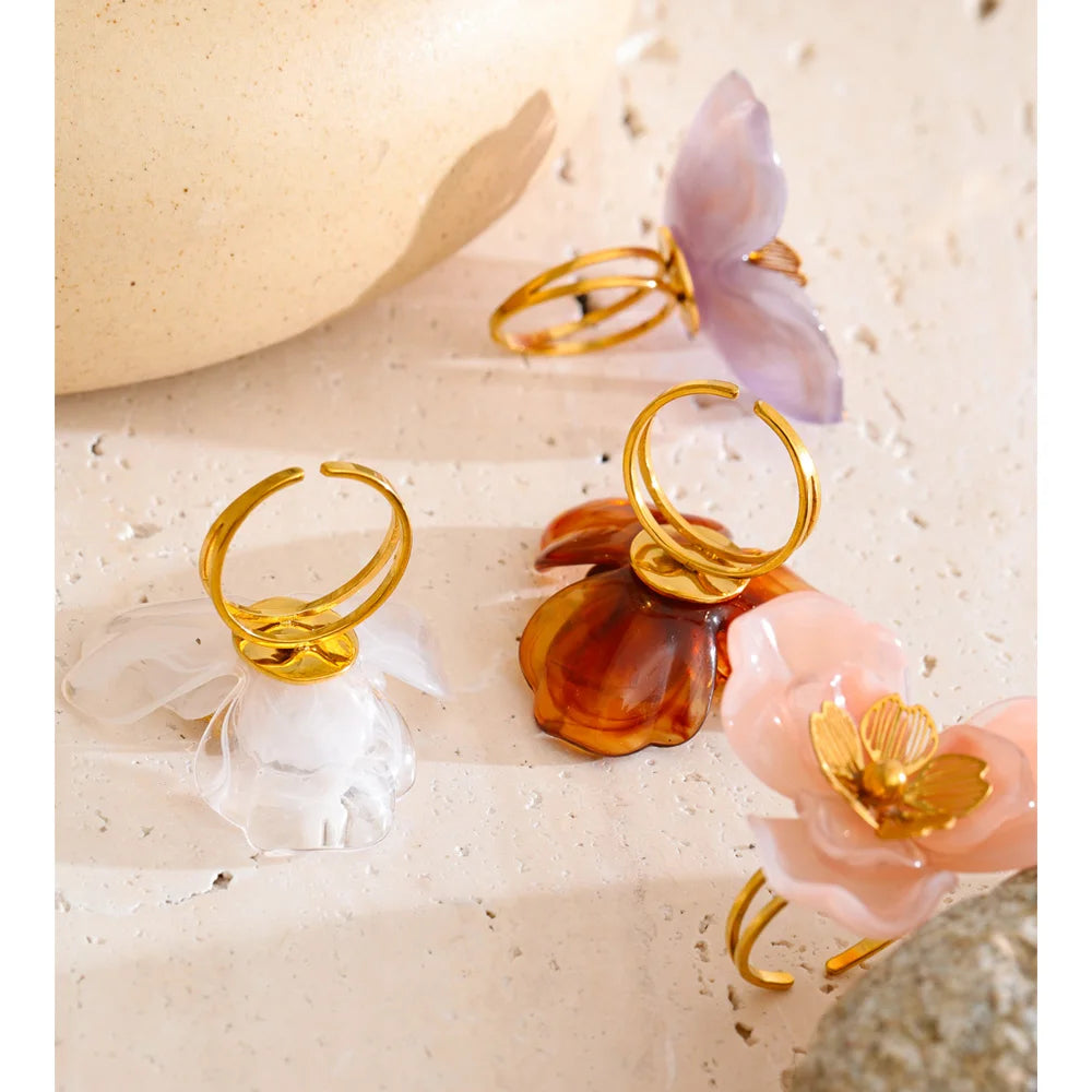 Resin flower ring in 18K gold-plated stainless steel with resin.
