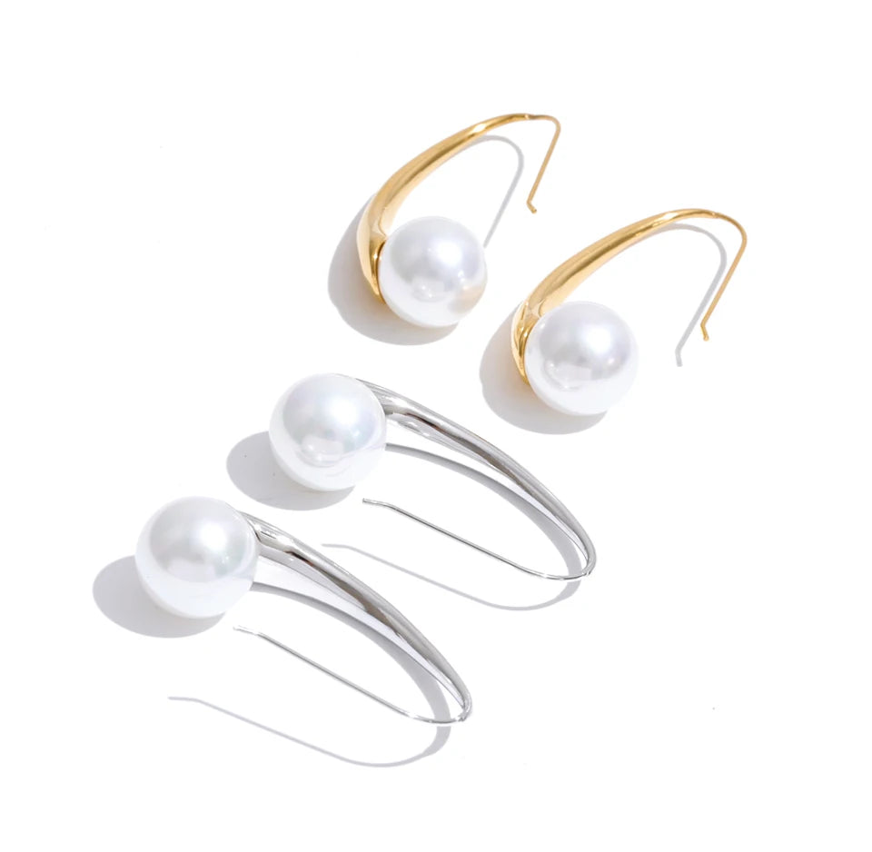 Pearl geometric earrings in gold-plated stainless steel with pearl.
