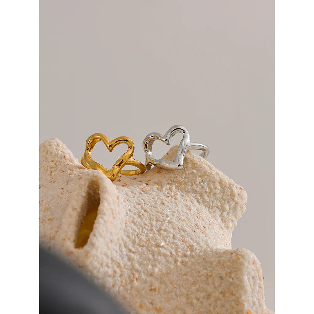Heart minimalist ring in gold-plated stainless steel.