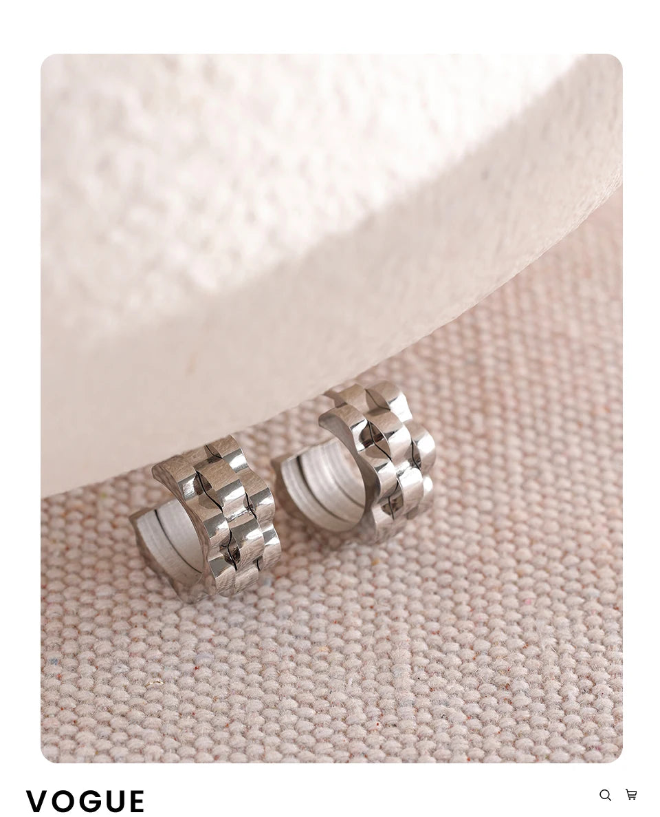 Hammered geometric earrings in 18K gold-plated stainless steel.