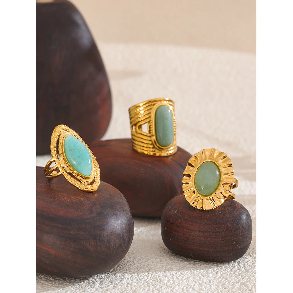 Green natural stone geometric ring in 18K gold-plated stainless steel with natural stone.