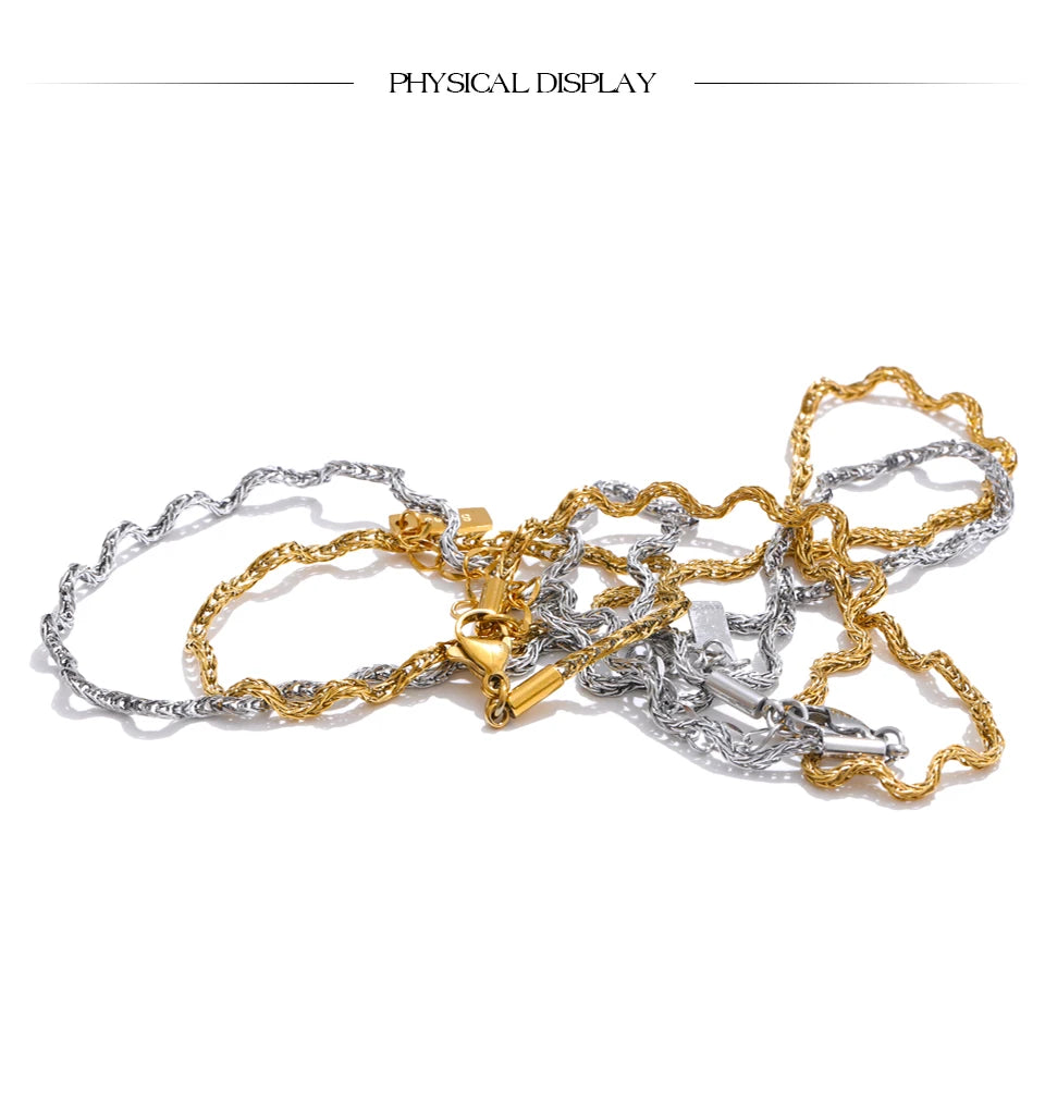 Geometric chain necklace in gold-plated stainless steel.