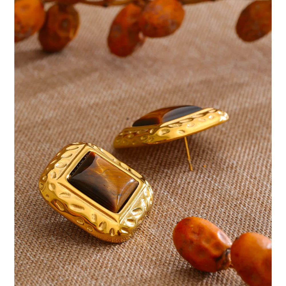 Natural stone geometric earrings in gold-plated stainless steel with natural stone.