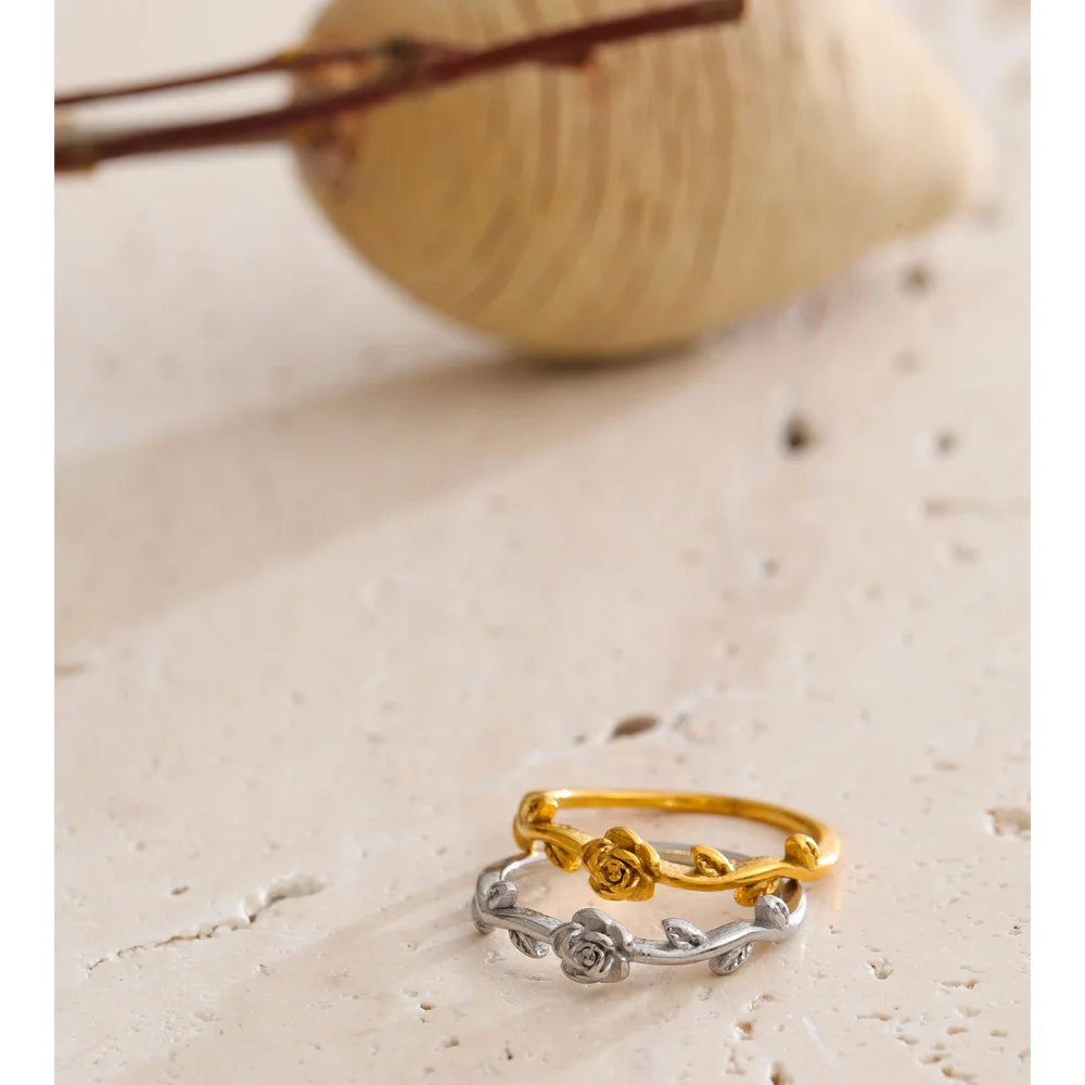 Flower ring in 18K gold-plated stainless steel.