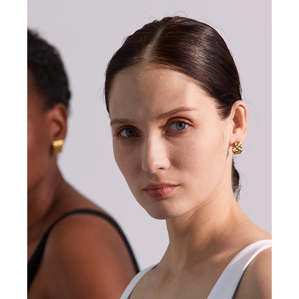 Hammered geometric earrings in 18K gold-plated stainless steel.
