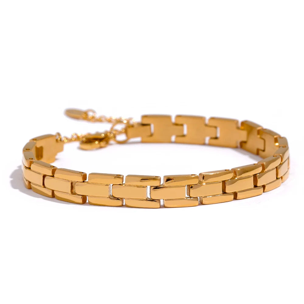 Geometric chain necklace in gold-plated 316L stainless steel.