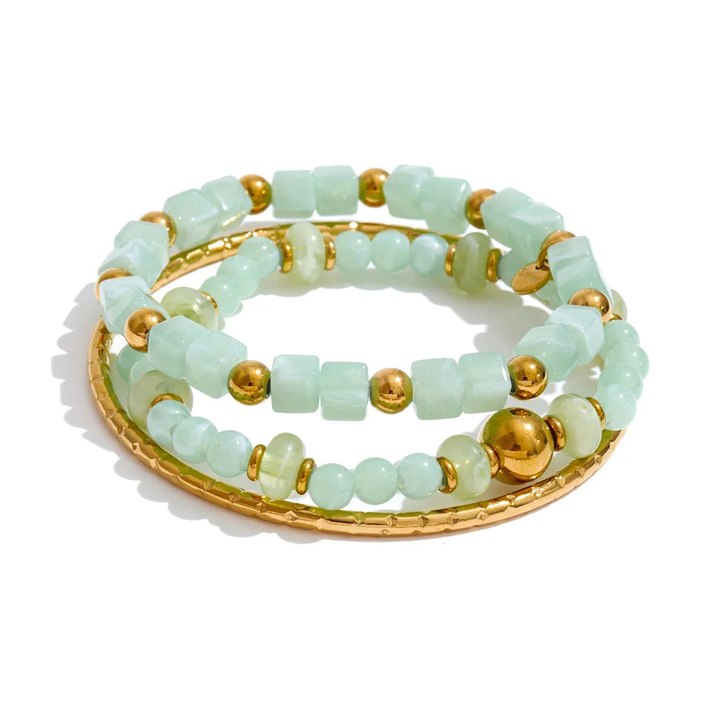 Resin acrylic beaded bracelet in gold-plated stainless steel with resin and acrylic.