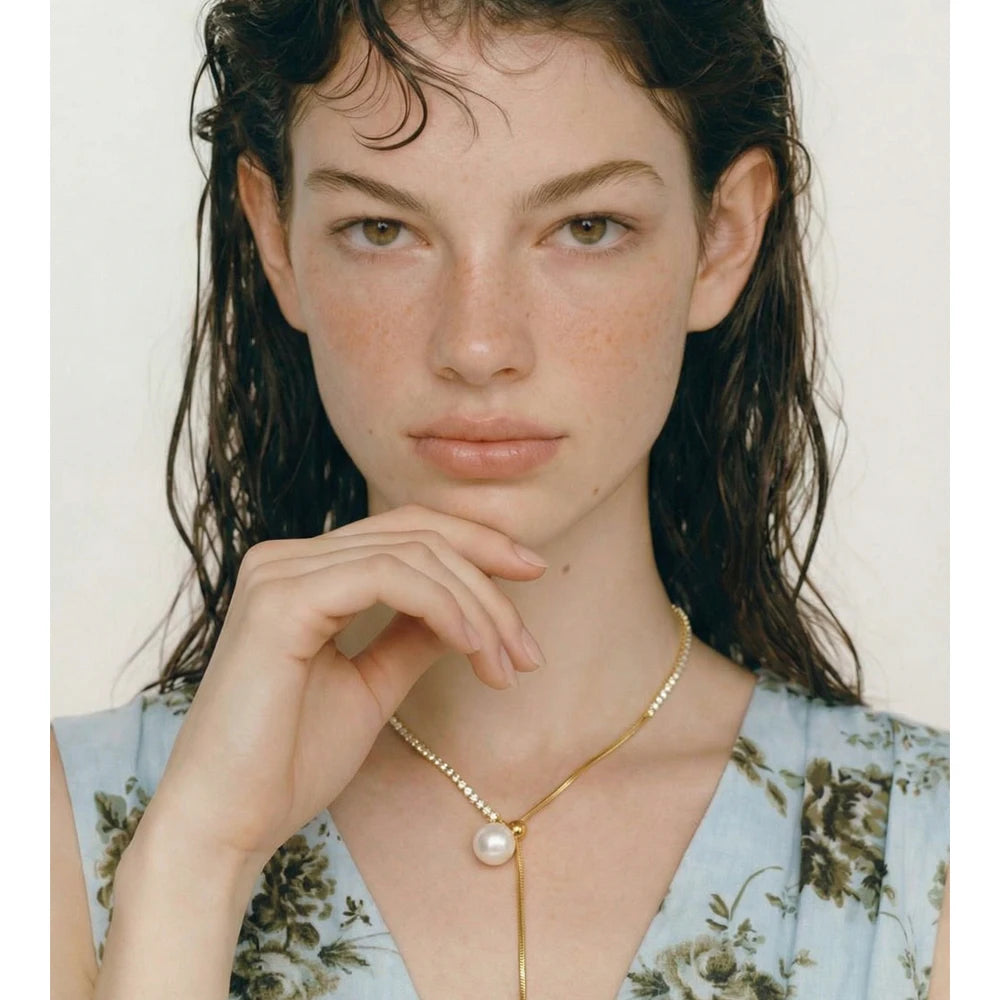 Cubic zirconia pearl geometric necklace in gold-plated stainless steel with pearl and cubic zirconia.