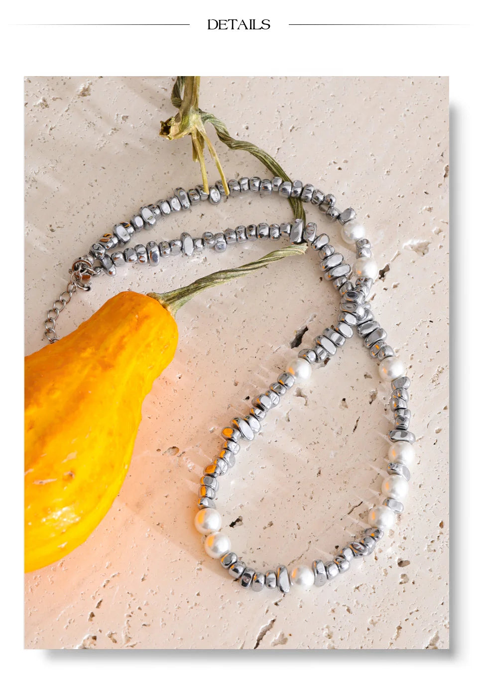 Pearl beaded geometric necklace in gold-plated stainless steel with pearl.