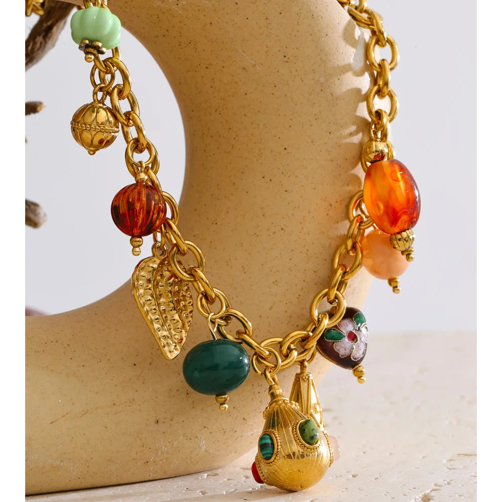 Resin heart geometric necklace in gold-plated stainless steel with resin.