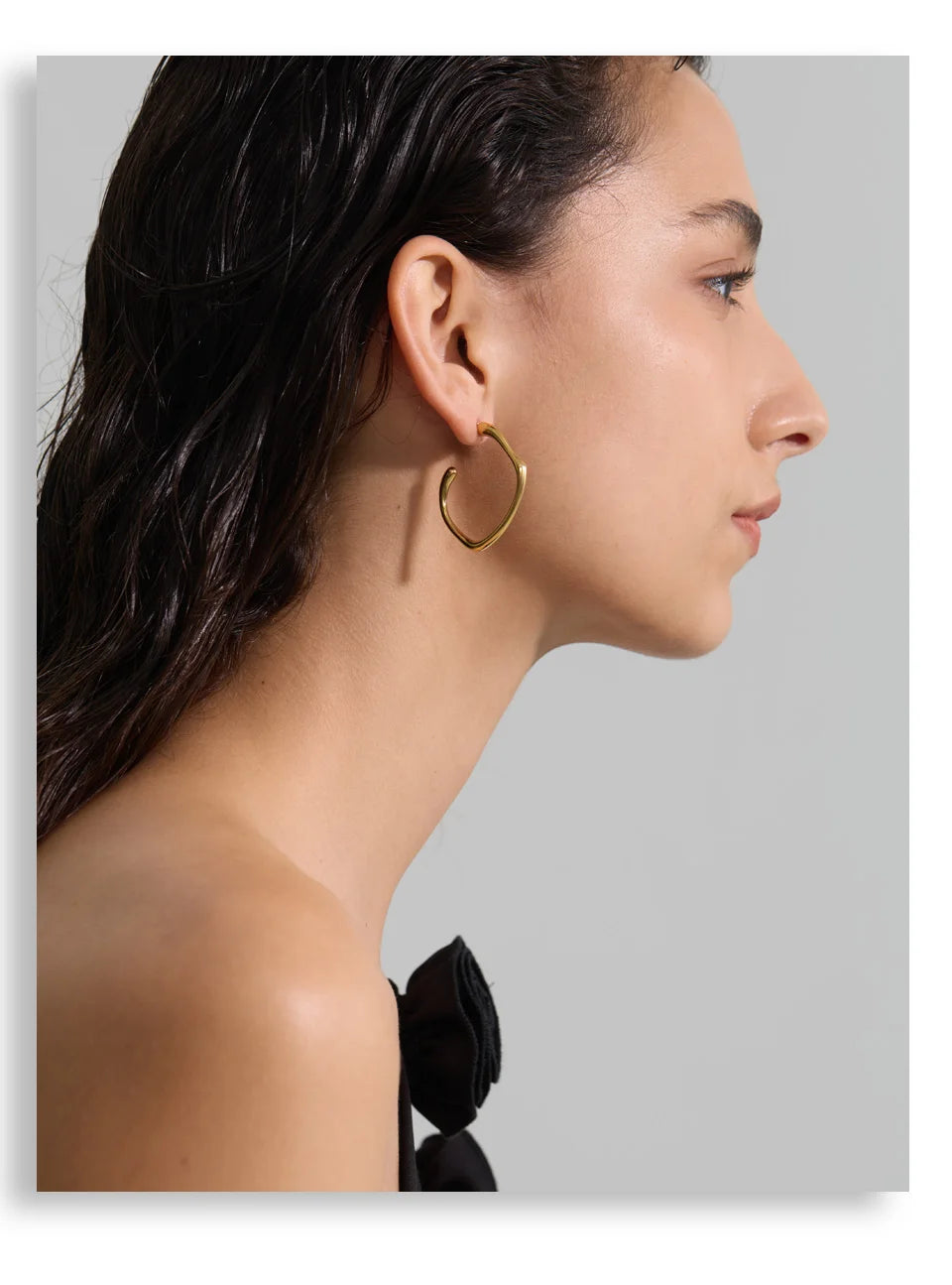 Minimalist geometric earrings in gold-plated stainless steel.