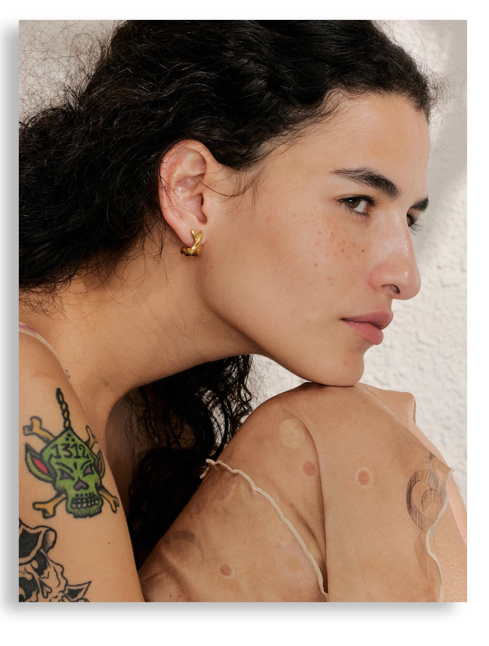Minimalist geometric earrings in gold-plated stainless steel.