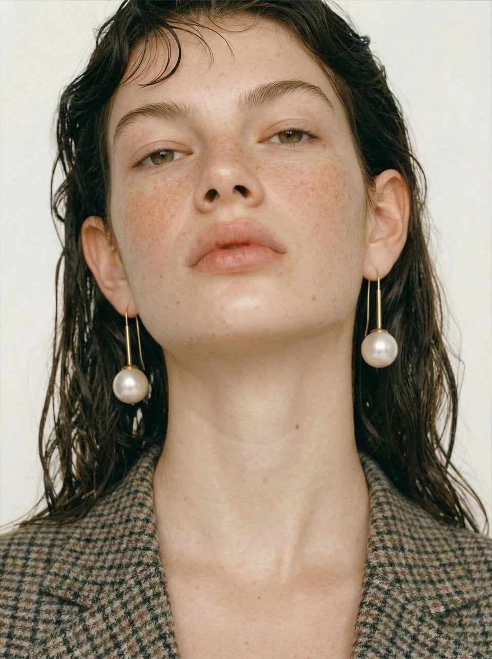 Pearl geometric earrings in gold-plated stainless steel with pearl.