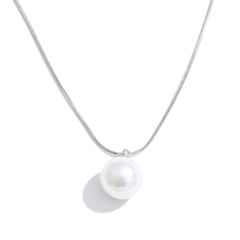 Pearl coin geometric necklace in gold-plated stainless steel with pearl.