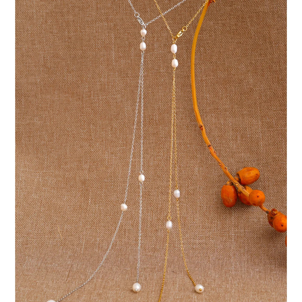 Freshwater pearl geometric chain necklace in gold-plated stainless steel with freshwater pearl.