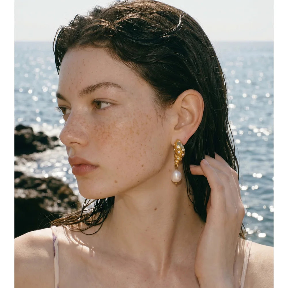Cubic zirconia freshwater pearl geometric earrings in gold-plated stainless steel with freshwater pearl and cubic zirconia.