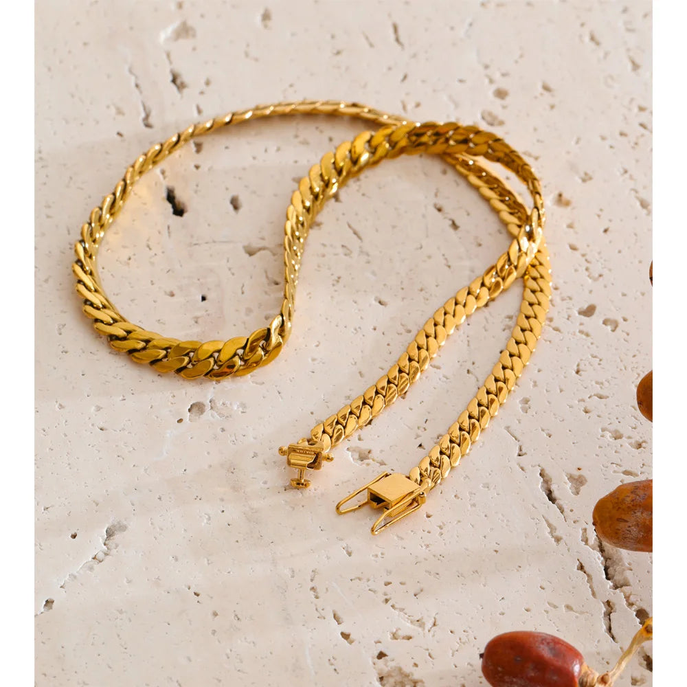 Geometric chain necklace in gold-plated stainless steel.