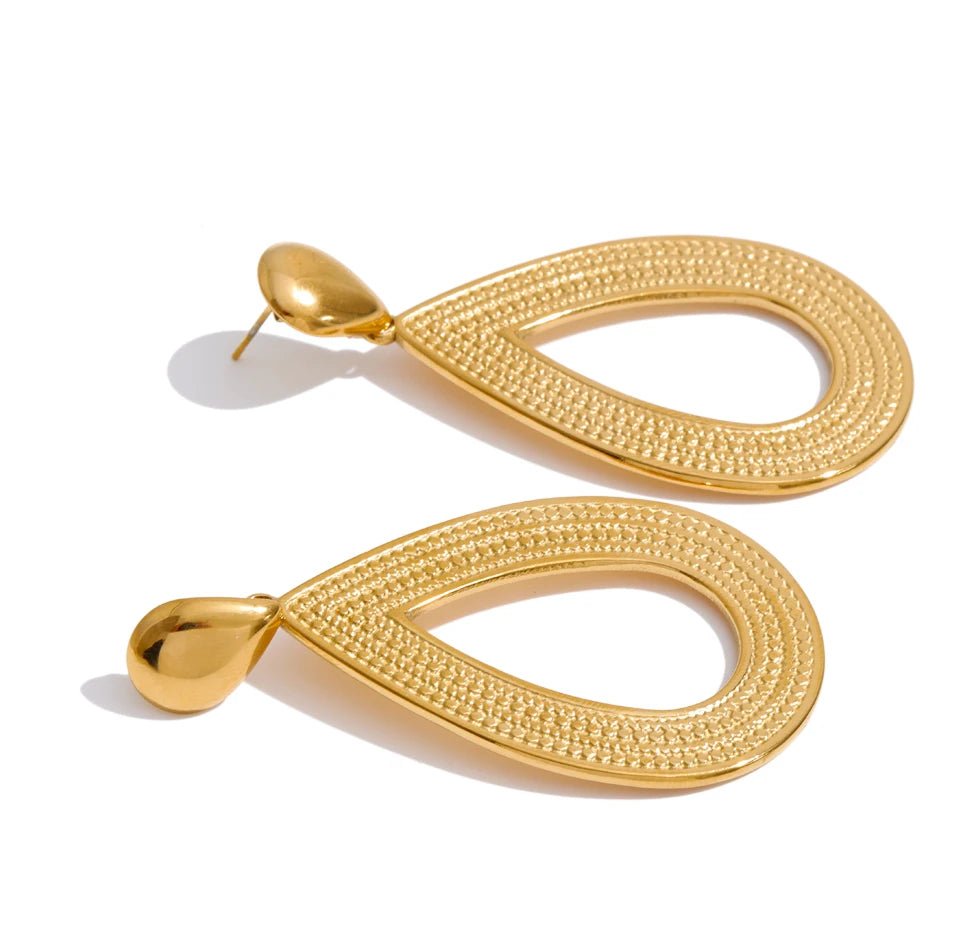 Geometric earrings in gold-plated stainless steel.