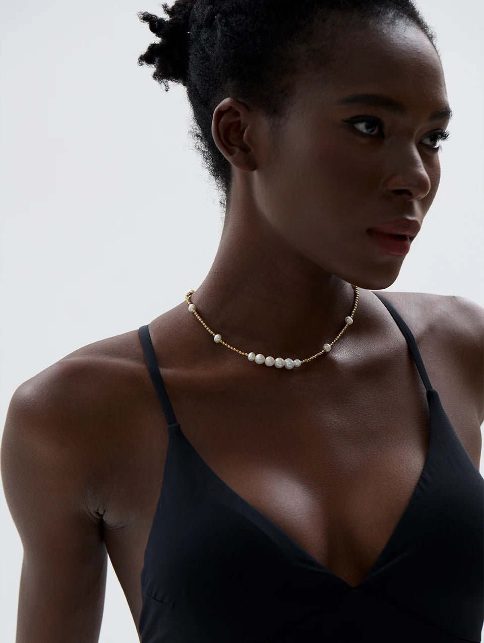 Freshwater pearl geometric necklace in gold-plated stainless steel with freshwater pearl.
