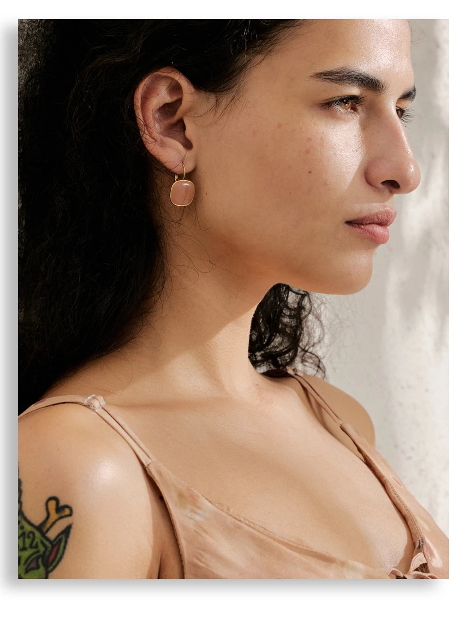 Enamel geometric earrings in gold-plated stainless steel with enamel.