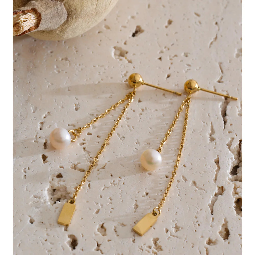 Freshwater pearl geometric chain earrings in gold-plated stainless steel with freshwater pearl.