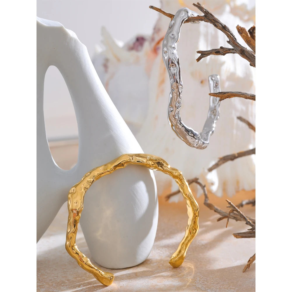 Hammered minimalist geometric bracelet in gold-plated stainless steel.