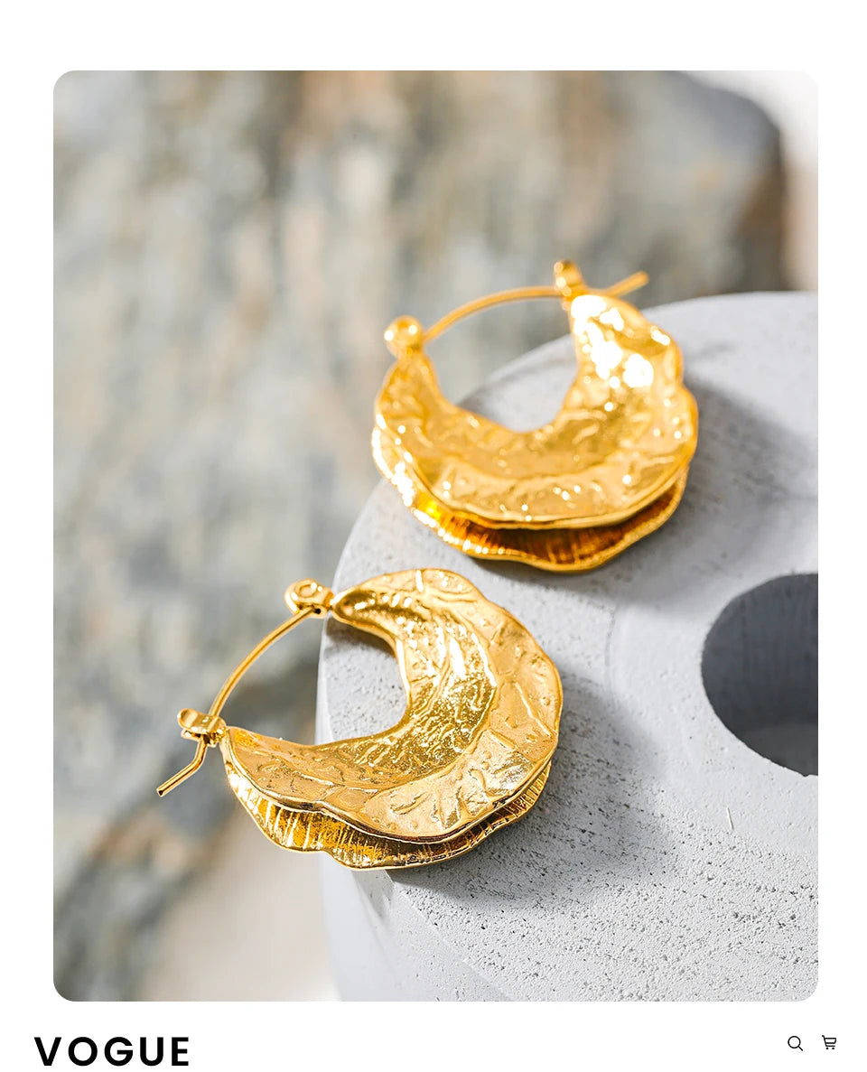 Geometric earrings in 18K gold-plated stainless steel.