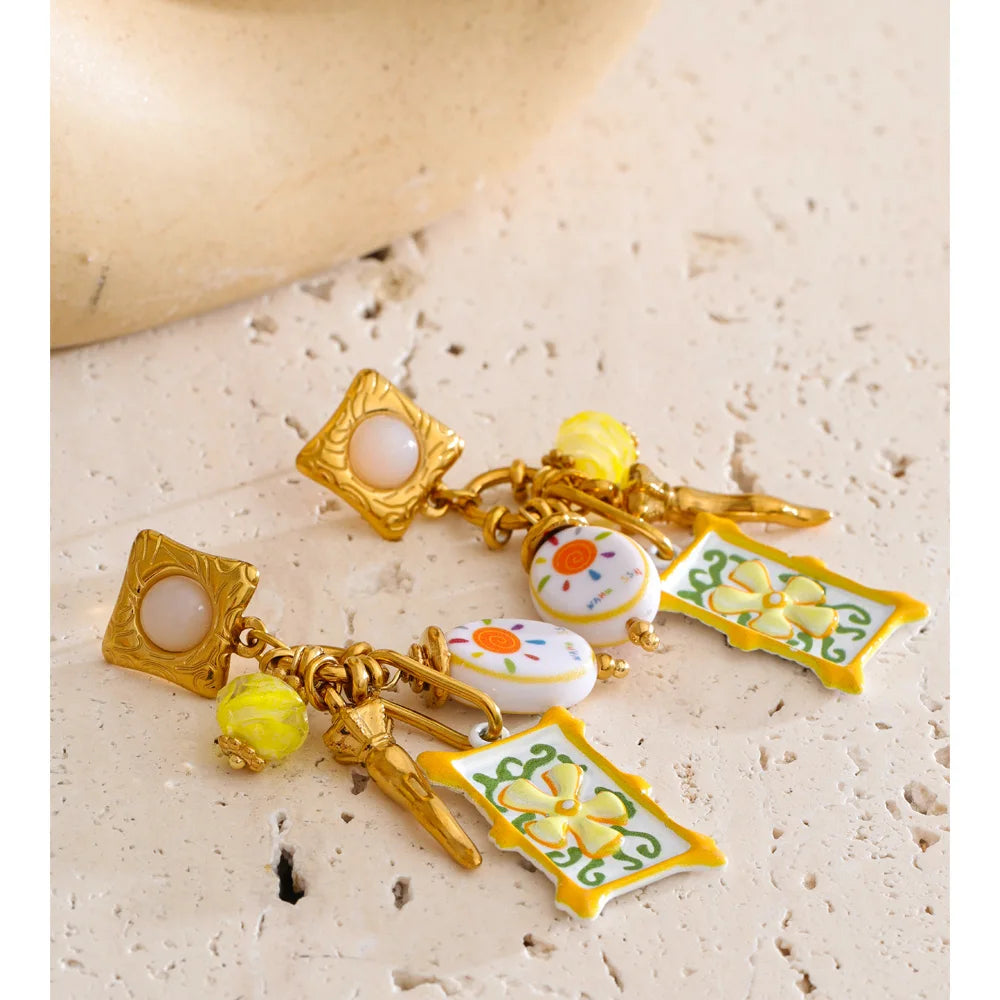 Enamel flower geometric earrings in gold-plated stainless steel with enamel.