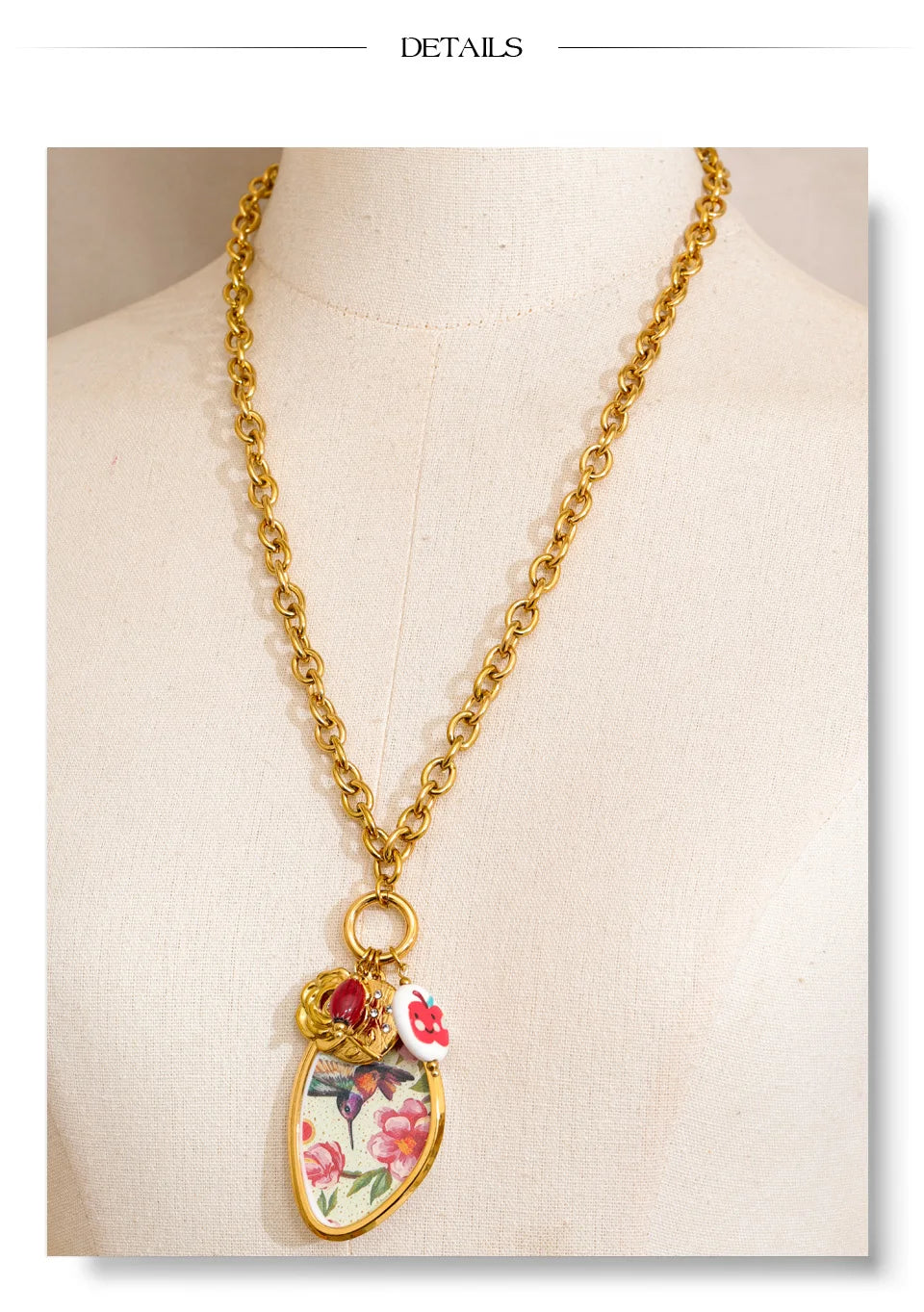 Cubic zirconia resin flower necklace in gold-plated stainless steel with cubic zirconia and resin.