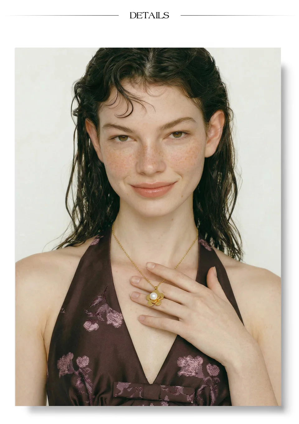 Pearl flower necklace in gold-plated stainless steel with pearl.