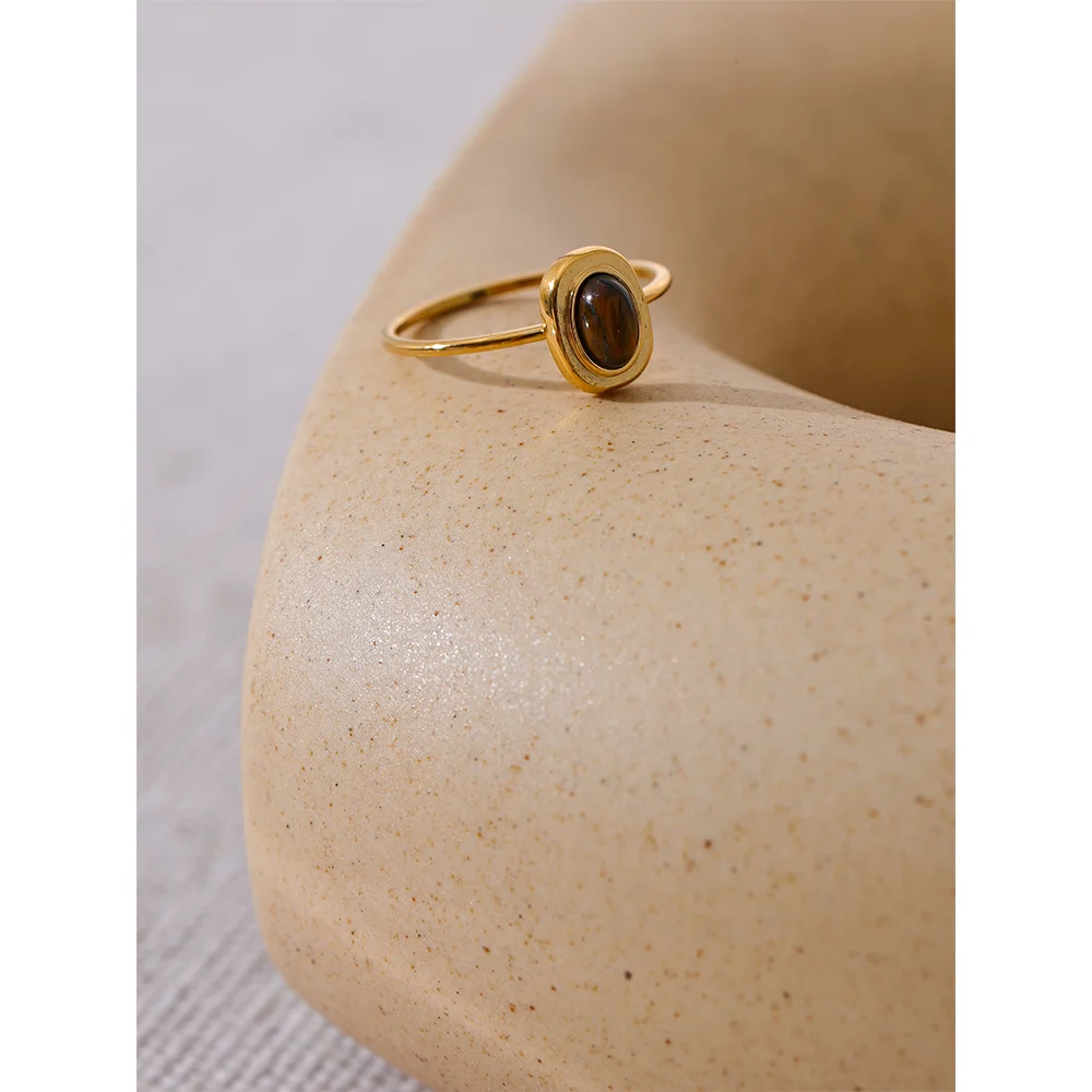 Natural stone geometric ring in 18K gold-plated stainless steel with natural stone.