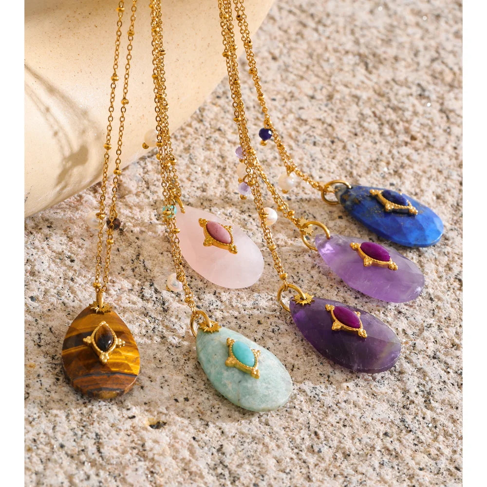 Natural stone necklace in gold-plated stainless steel with natural stone.