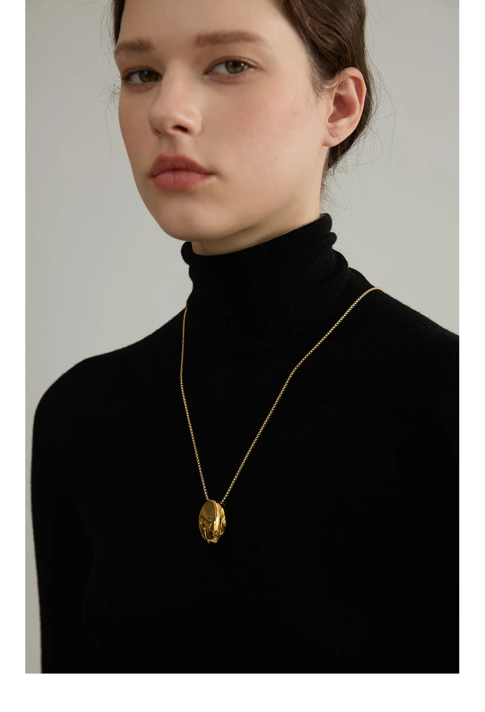 Minimalist geometric chain necklace in gold-plated 316L stainless steel.