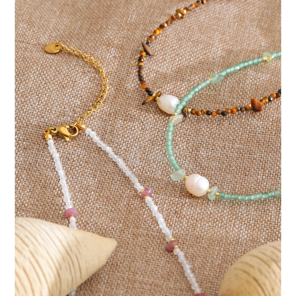 Freshwater pearl natural stone beaded necklace in gold-plated stainless steel with freshwater pearl and natural stone.