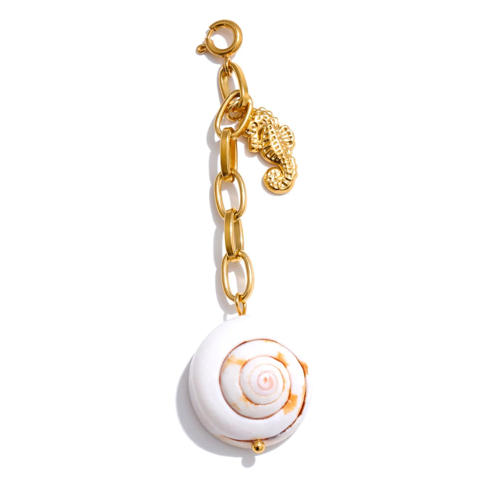 Shell star moon necklace in gold-plated stainless steel with shell.