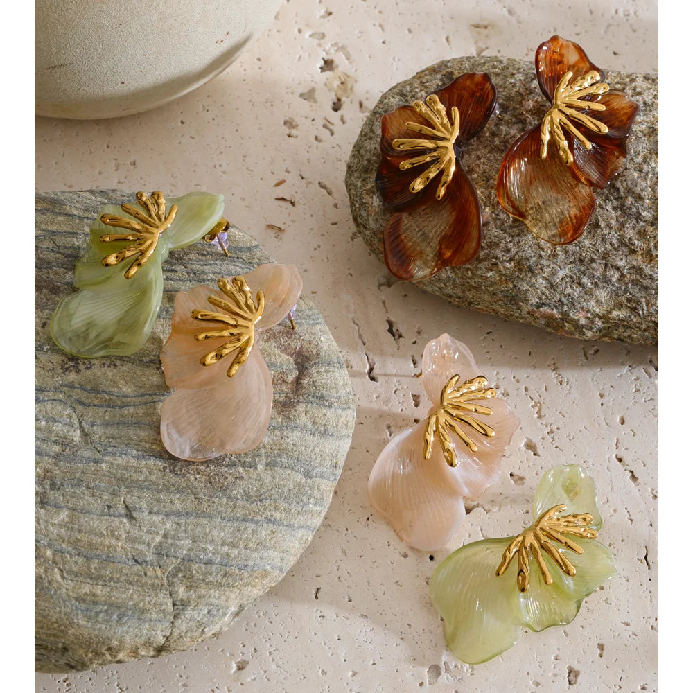 Resin acrylic flower earrings in gold-plated stainless steel with resin and acrylic.