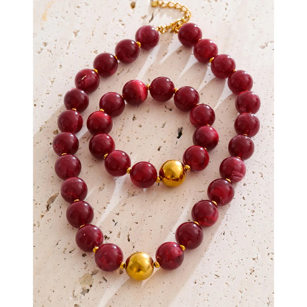Resin beaded multi-color necklace in gold-plated stainless steel with resin.