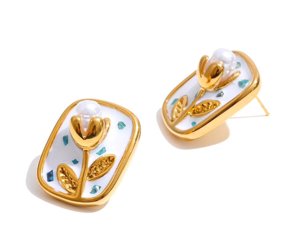 Pearl enamel flower earrings in gold-plated stainless steel with pearl and enamel.