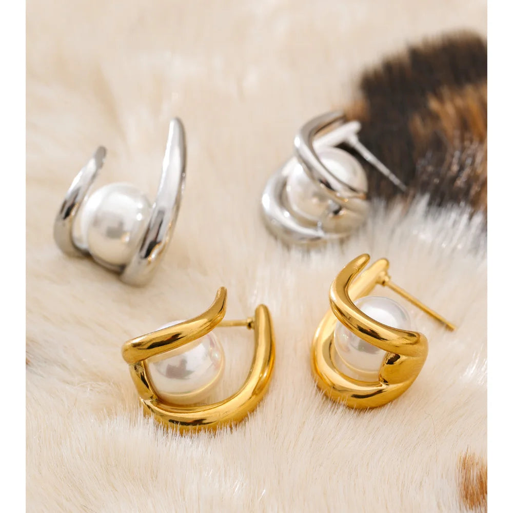 Pearl geometric earrings in gold-plated stainless steel with pearl.