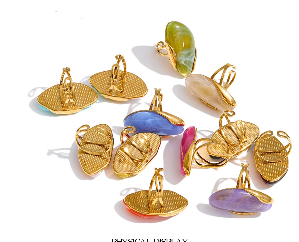 Resin multi-color geometric ring in 18K gold-plated stainless steel with resin.