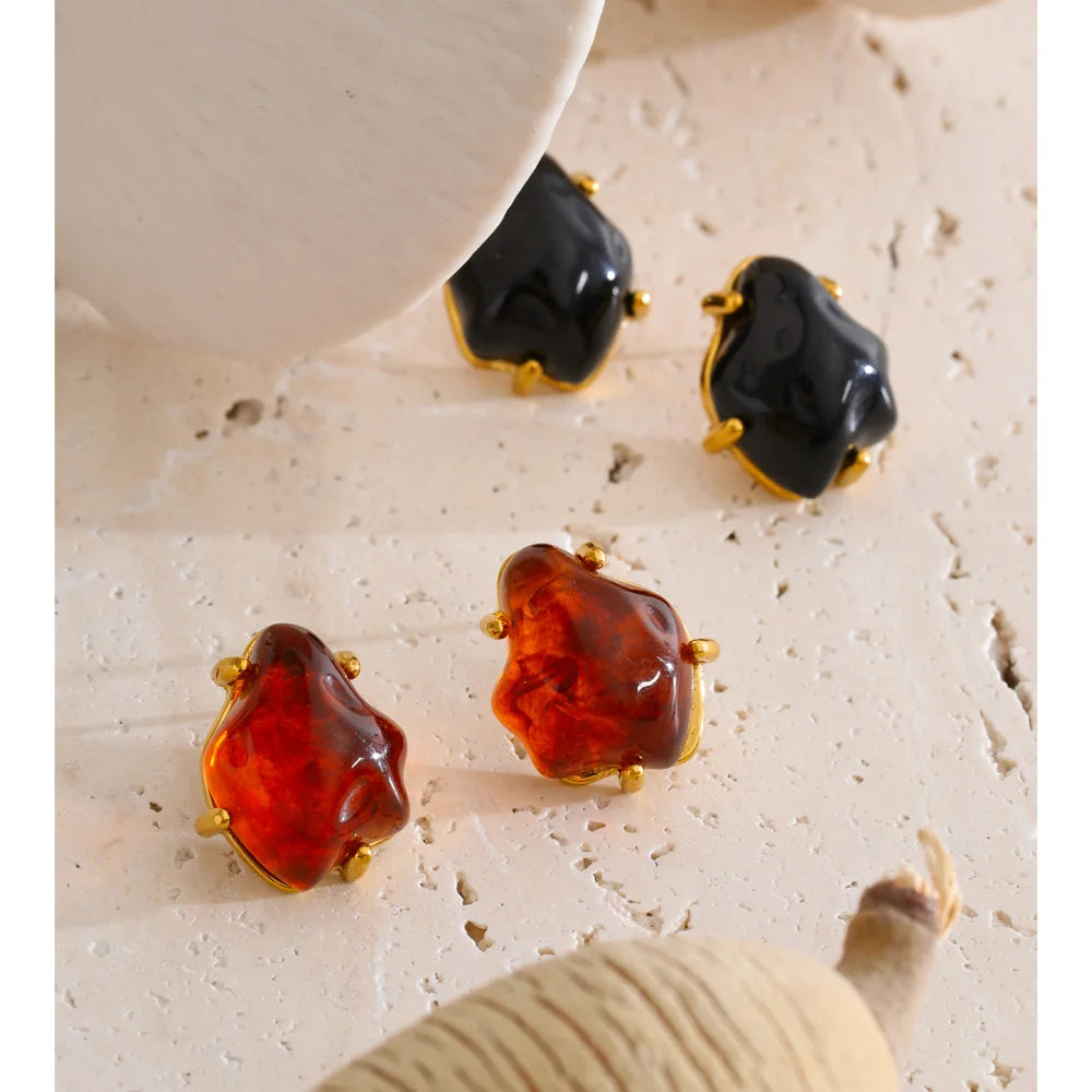 Black resin acrylic earrings in gold-plated stainless steel with resin and acrylic.