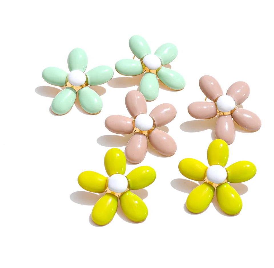 Green enamel flower earrings in gold-plated stainless steel with enamel.