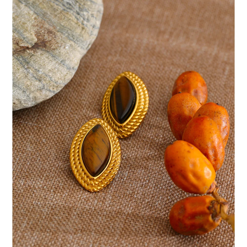 Natural stone geometric earrings in gold-plated stainless steel with natural stone.