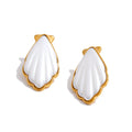 Pearl shell geometric earrings in gold-plated stainless steel with pearl and shell.